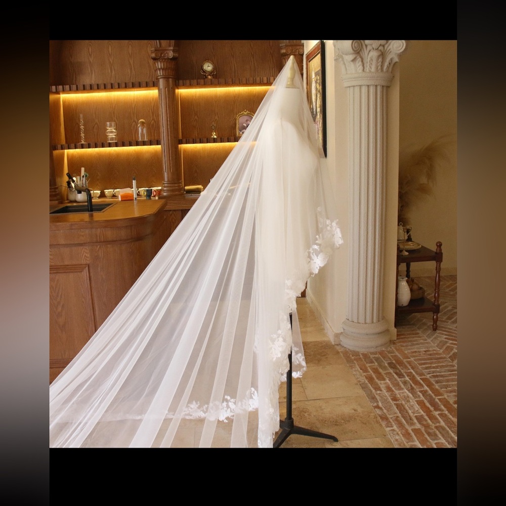 NEVER WORN. Elegant Ivory Bridal Veil with Floral Lace and Traditional Blusher